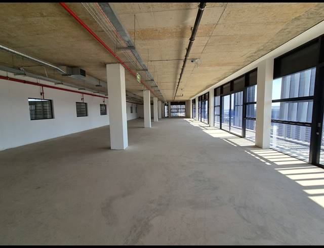 18,756M² WAREHOUSE TO LET IN LONGLAKE